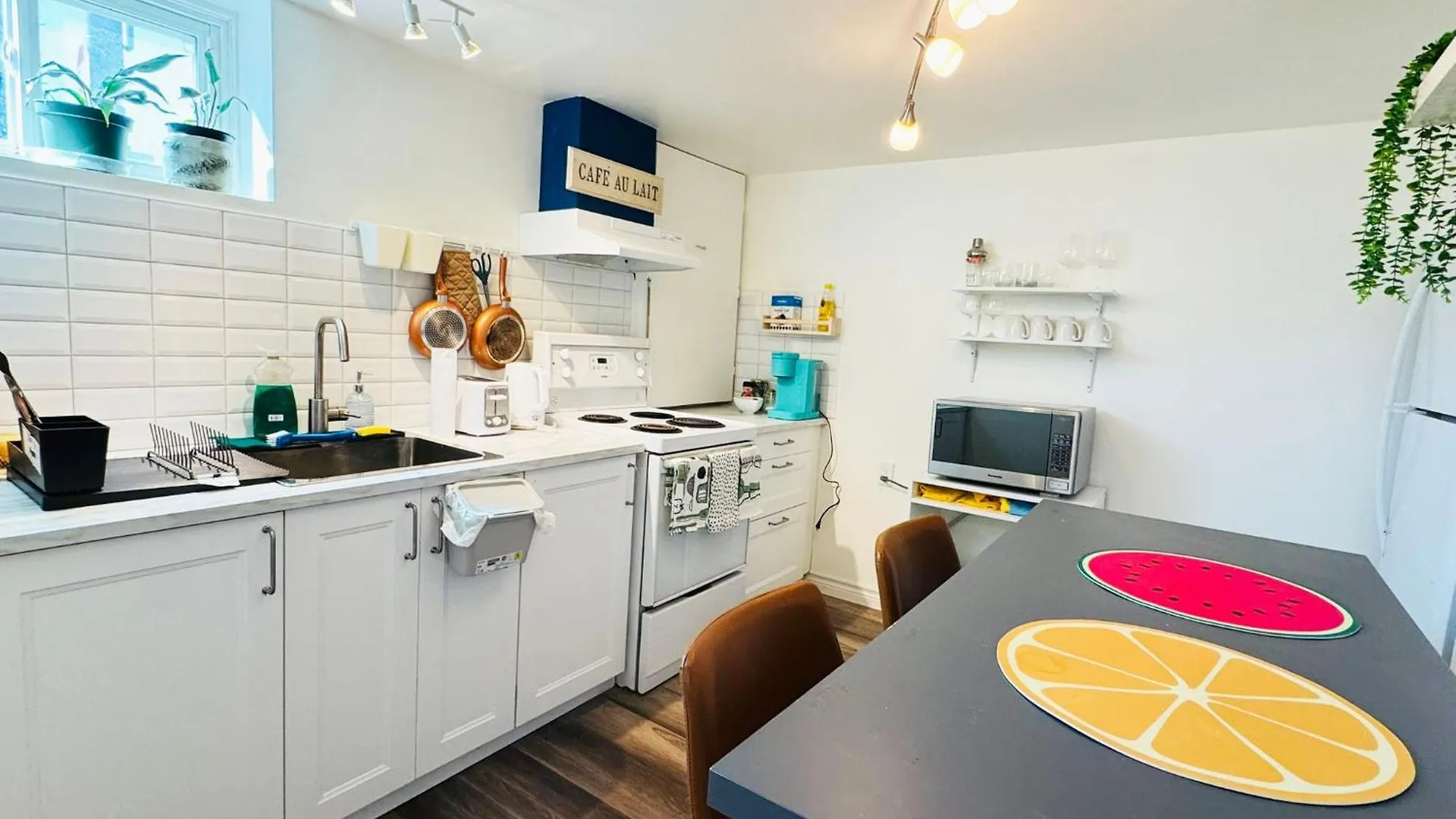Sunrise Bnb - Free Parking Toronto Homestay